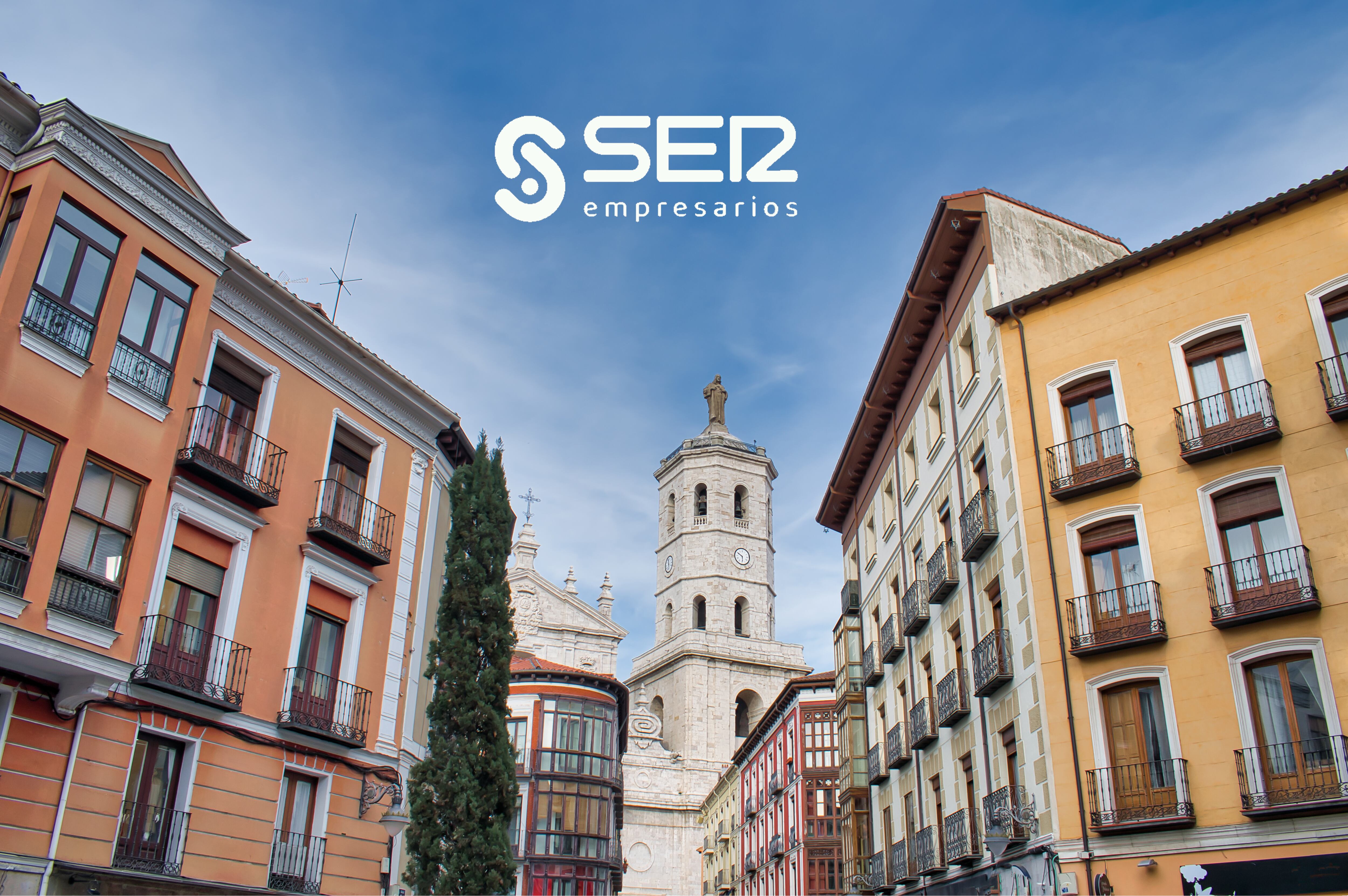 Calles en el centro histórico de Valladolid con la torre campanario de la catedral de fondo