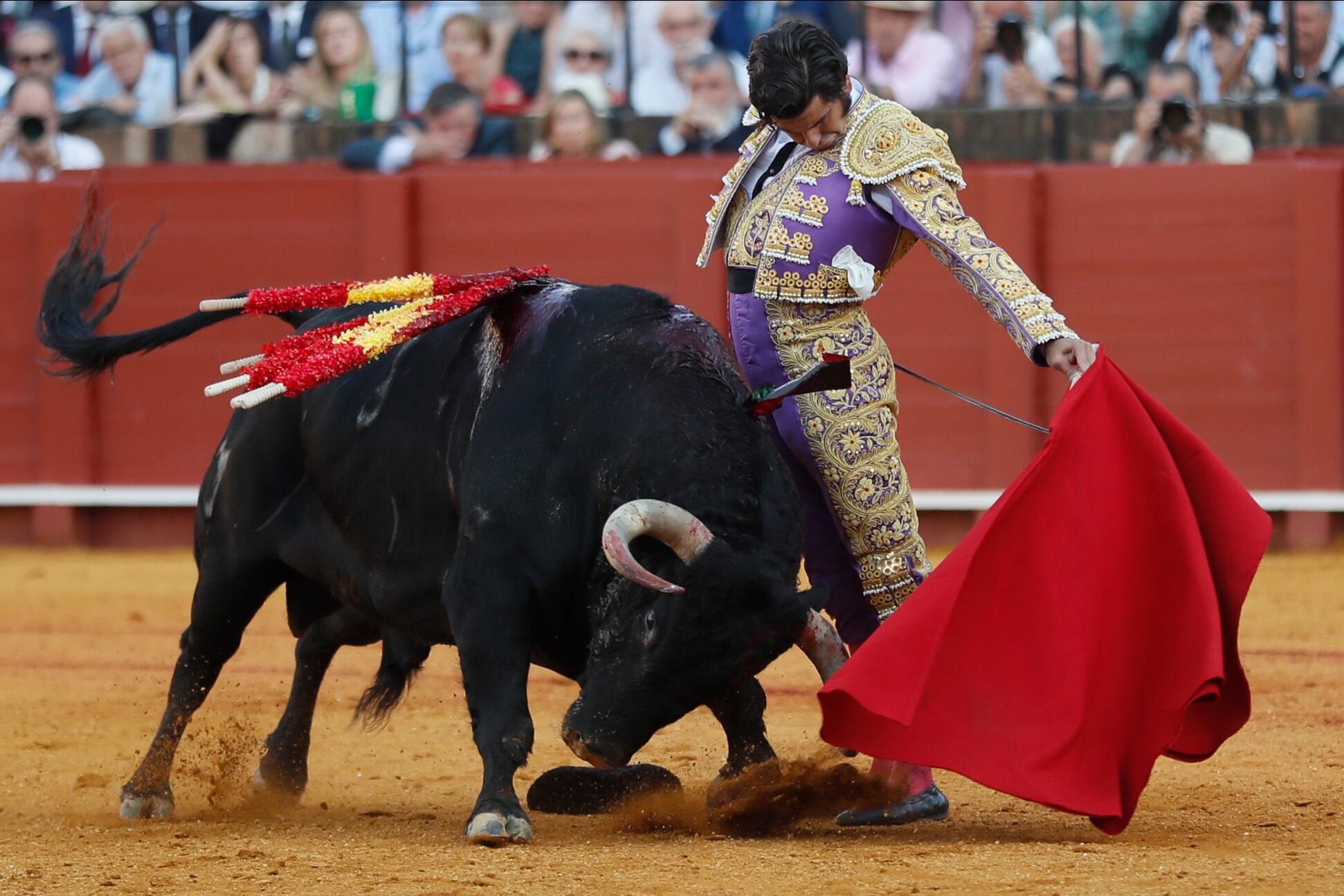 SEVILLA, 06/05/2022.- El diestro Morante de la Puebla con su segundo, al que cortó una oreja, durante el duodécimo festejo de abono de la Feria de Abril celebrado hoy viernes en la Real Maestranza de Sevilla. EFE/José Manuel Vidal.
