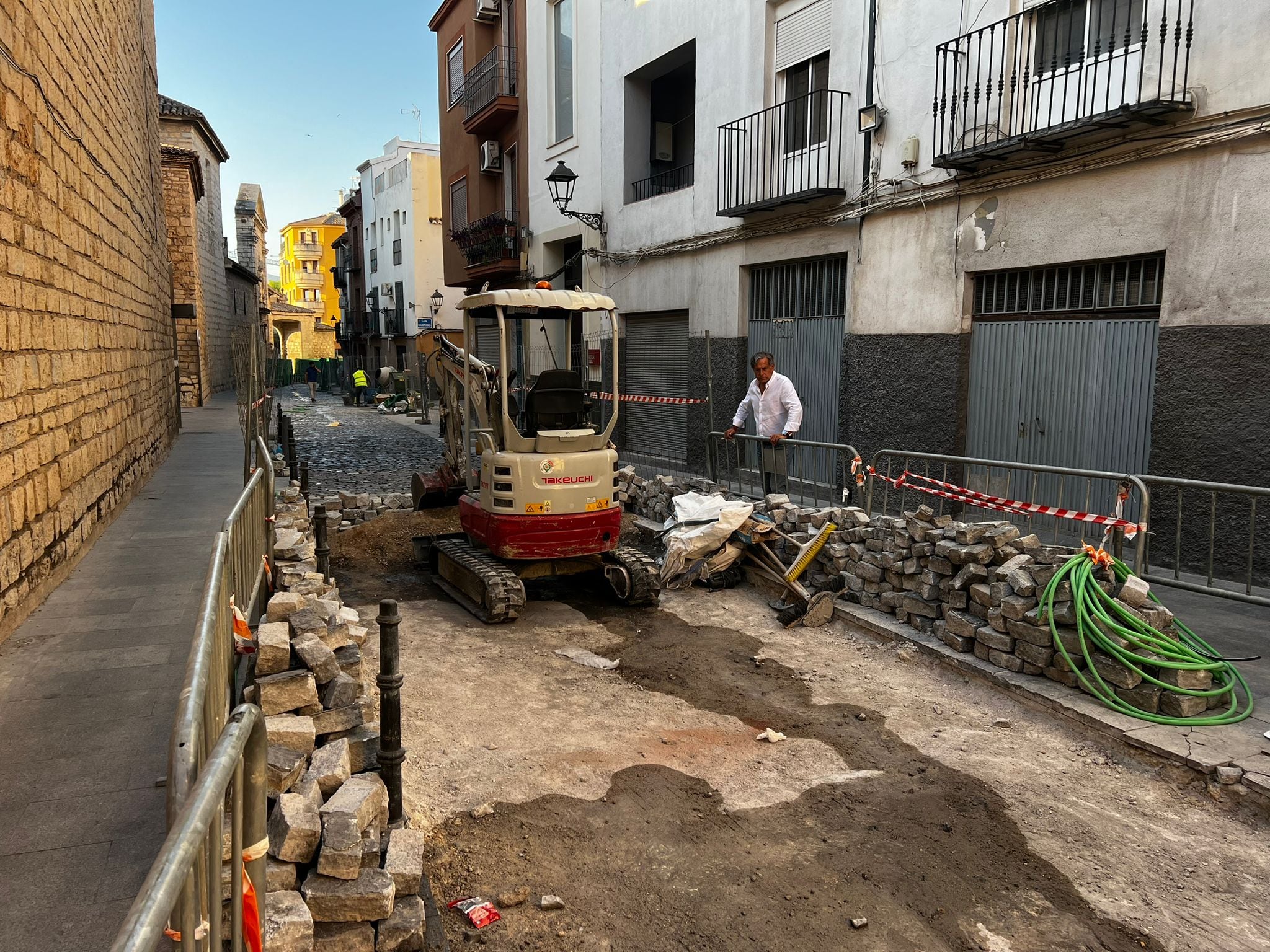 El concejal de Conservación e Infraestructuras Municipales, Antonio Losa, visita las obras de la calle Puerta del Ángel.