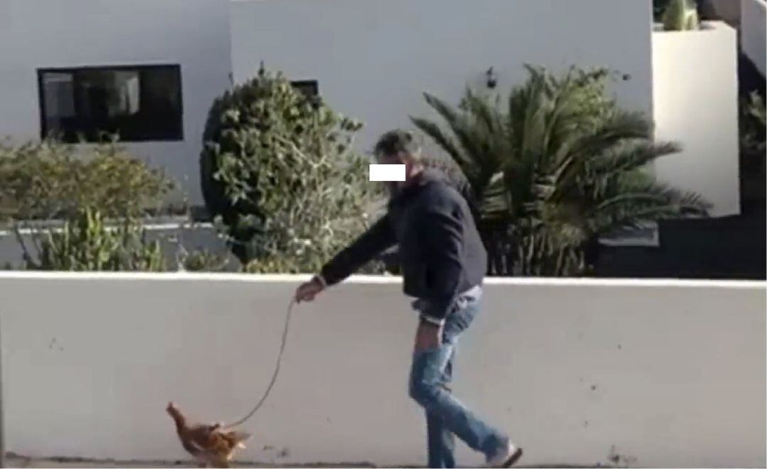Fotograma del video que circuló por redes sociales con el denunciado paseando la gallina.