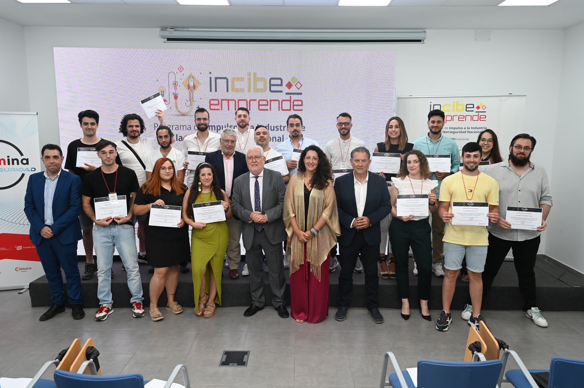 Participantes y autoridades en el &quot;Demo Day&quot; sobre ciberseguridad en Linares.