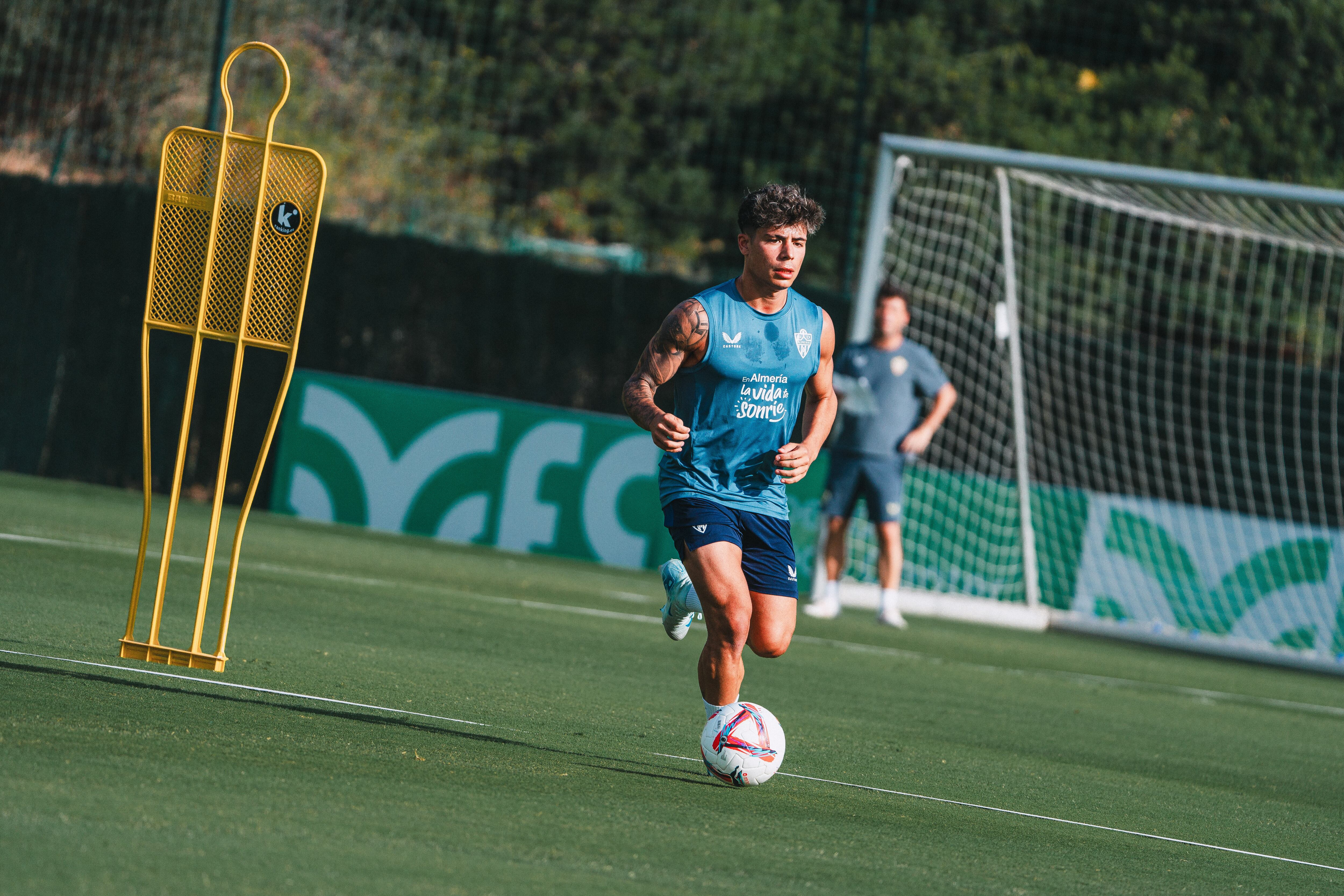 Nico Melamed entrena con normalidad a la espera de poder debutar.