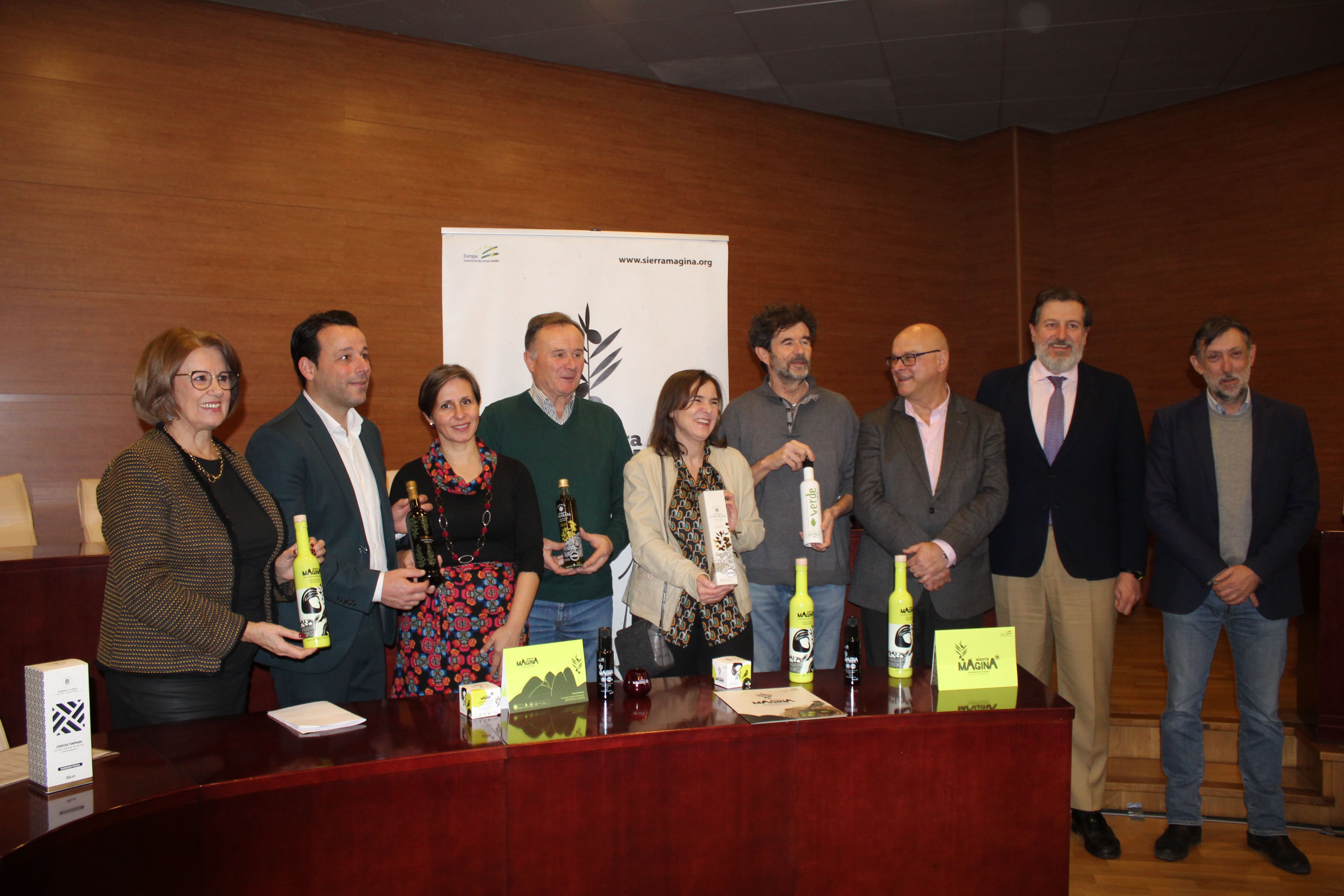 Foto de familia con autoridades y representantes de las entidades premiadas