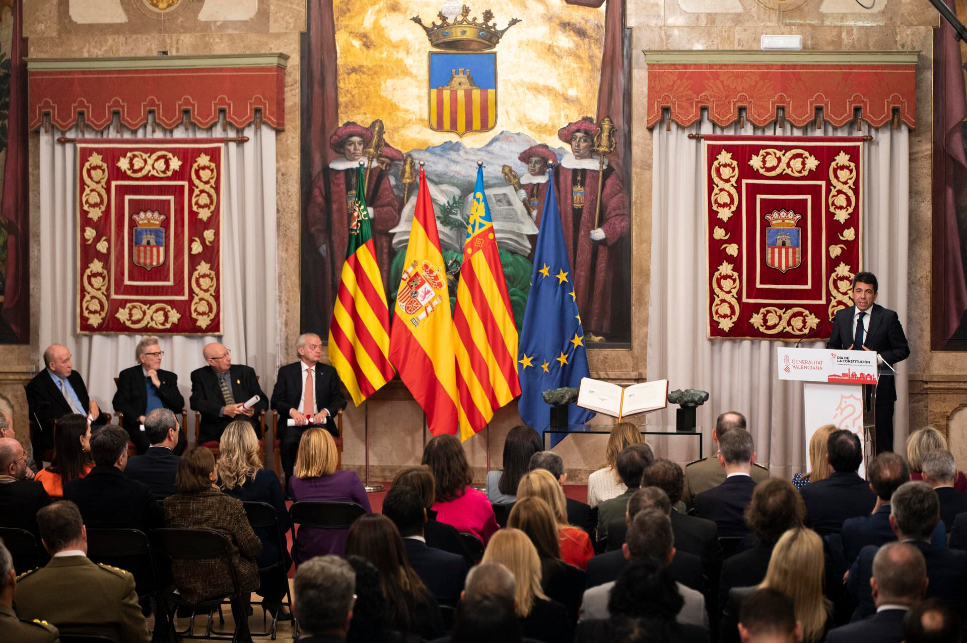 GRAFCVA7228. CASTELLON, 06/12/2023.- El president de la Generalitat, Carlos Mazón, preside la celebración del Día de la Constitución organizada por el Gobierno valenciano, en el que se entrega la Distinción por la Defensa de los Derechos y Libertades Constitucionales a los diputados y senadores de la Comunitat Valenciana que aprobaron la Constitución Española. En la imagen Mazón (dcha), interviene durante la celebración del acto. EFE/Andreu Esteban
