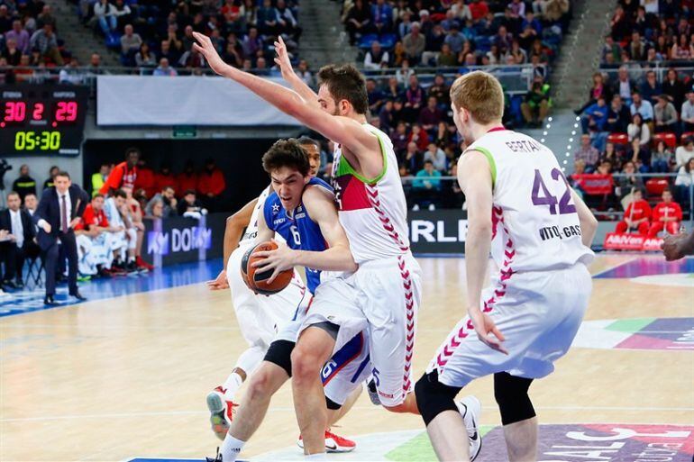 Begic fue el mejor baskonista con 16 puntos y 22 de valoración ante Efes.