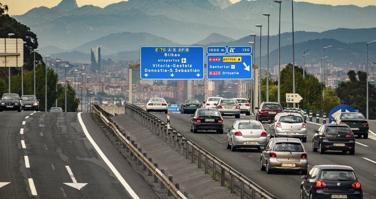 Tráfico denso en la autopista A-8 a la altura del área de servicio Ugaldebieta, en dirección Bilbao.