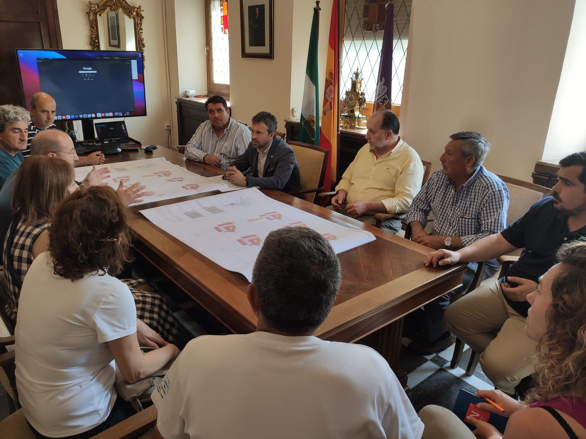 El alcalde de Jaén, Julio Millán, durante una reunión con vecinos y vecinas de los barrios de la Merced y el Almendral.