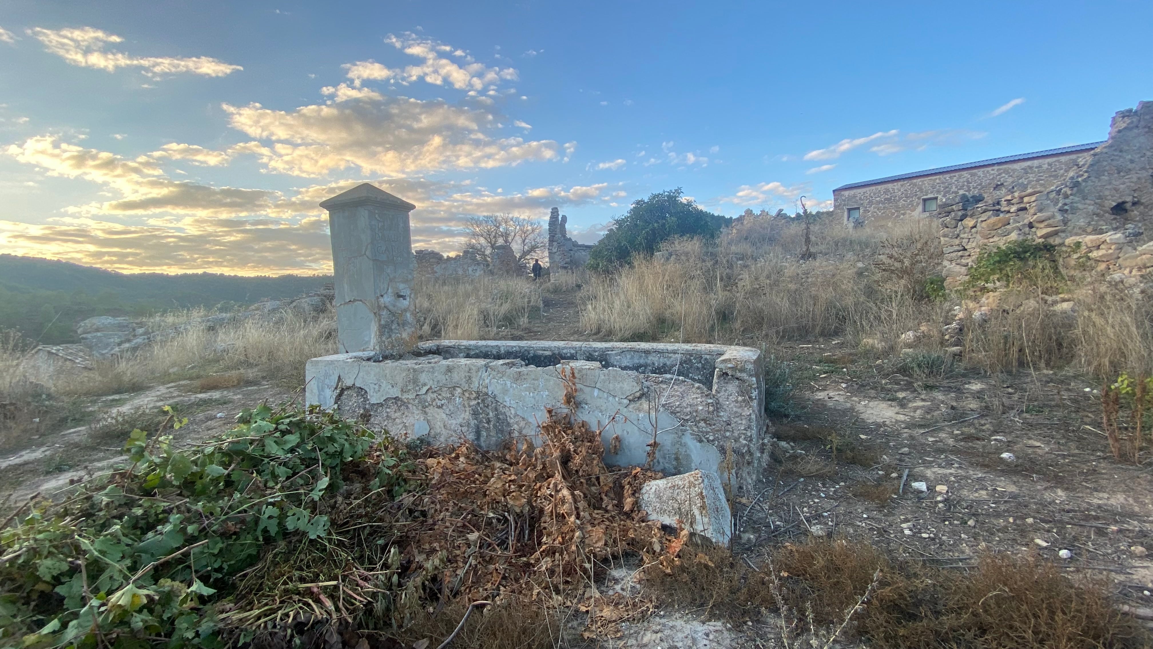 Fuente con pilón en Valdecabrillas.