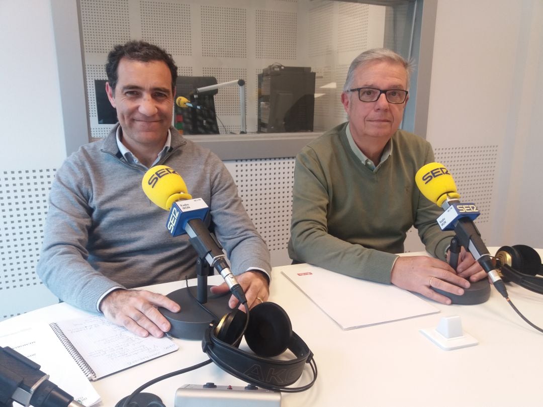 Iñaki Garrido, historiador e Iñaki Arruabarrena, presidente de la Fundación V Centenario de la 1ª Batalla de San Marcial en Radio Irun. 