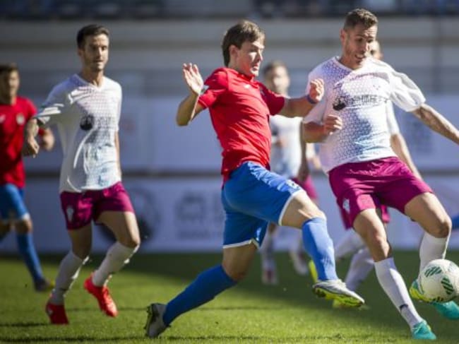 Chumbi y Neftalí pelean por el balón (Foto: Pascu Méndez)