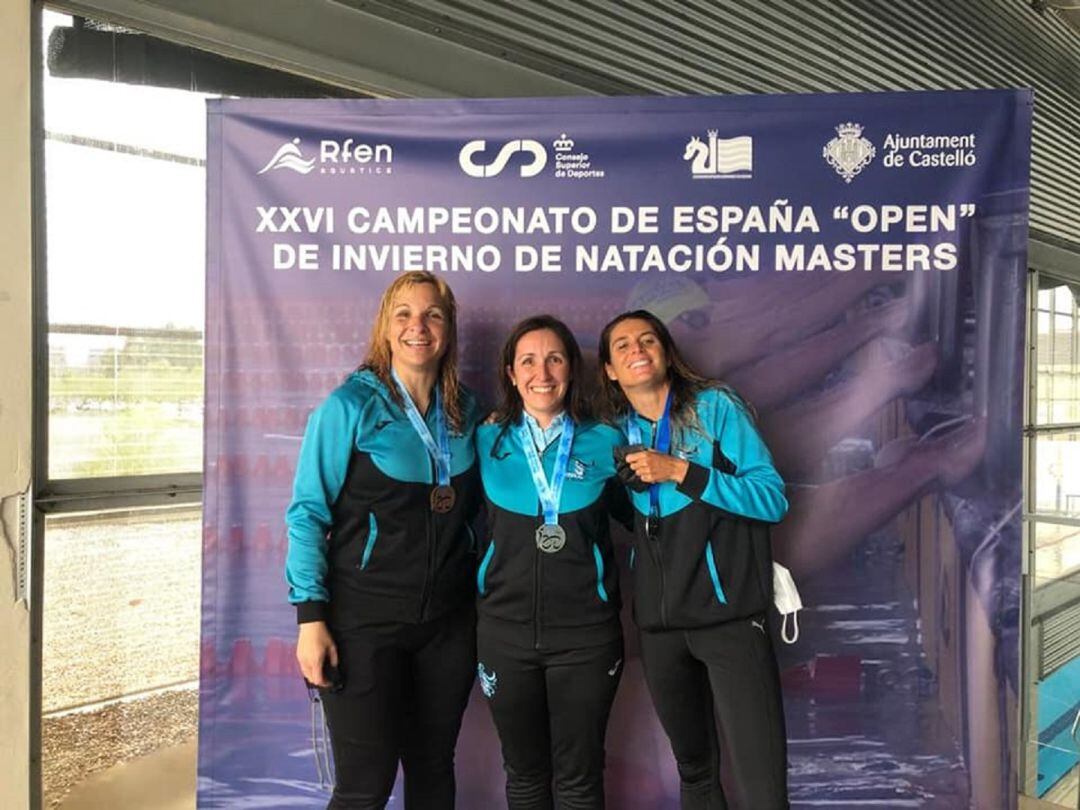 La tres nadadoras del equipo petrerí que subieron al podio