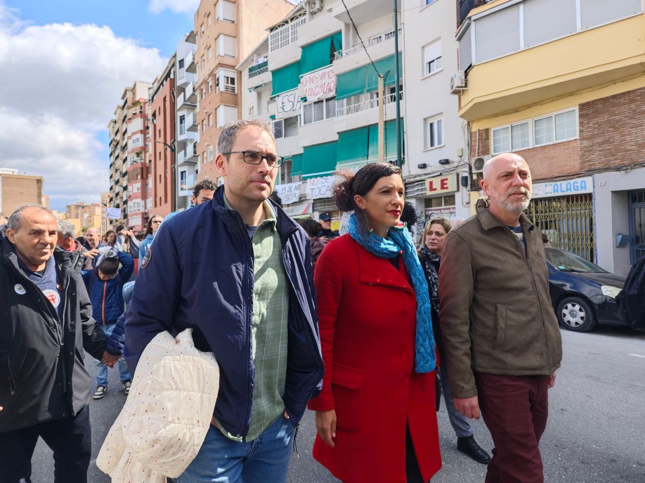 La protesta reúne a vecinos para reclamar soluciones ante el riesgo de desahucios y reciben el apoyo de Por Andalucía