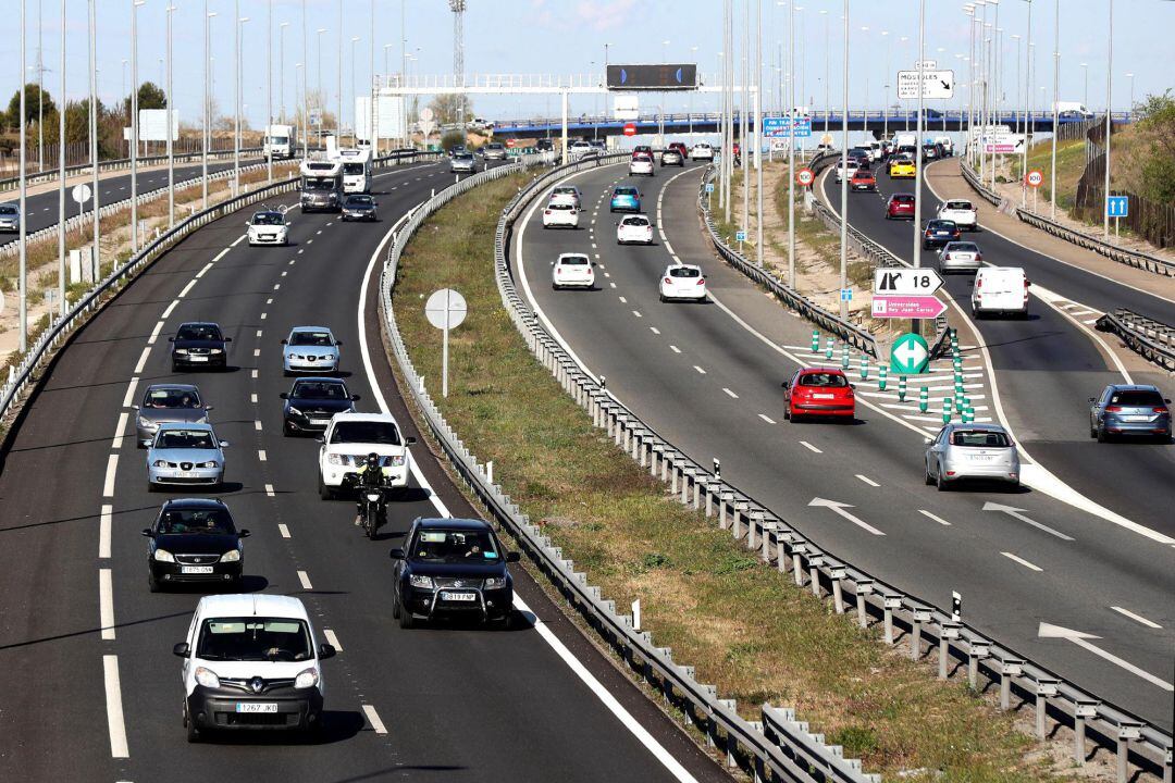 Varios coches circulando por una autovía.