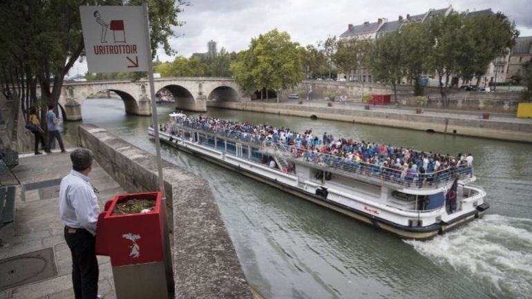 Imagen de los urinarios en plena calle de Paris.