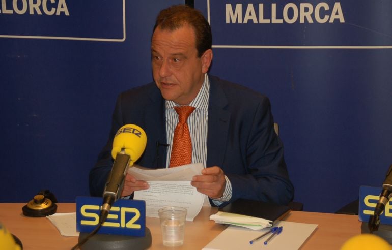 Pedro Horrach en los estudios de Radio Mallorca de la Cadena SER