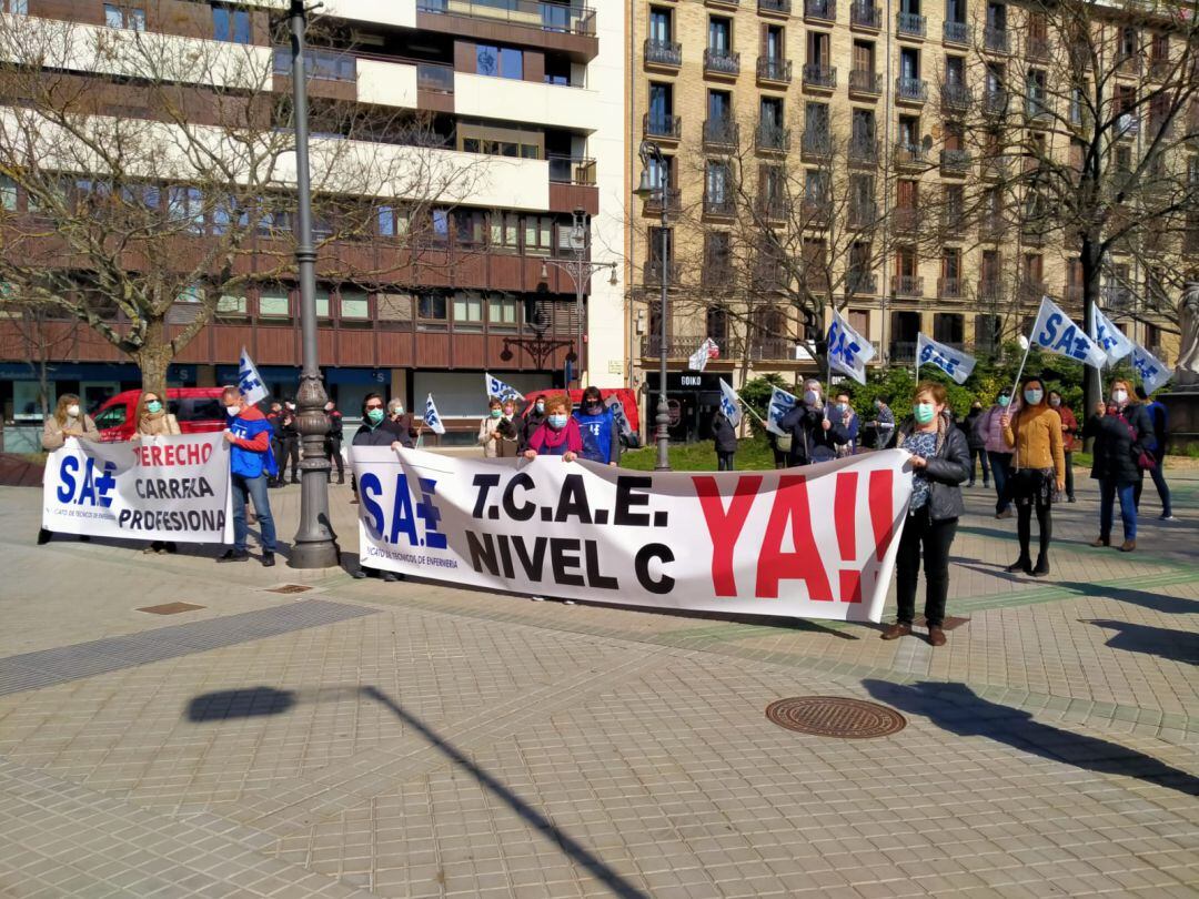  Concentración del sindicato SAE, de técnicos de Enfermería, a las puertas del Parlamento foral 