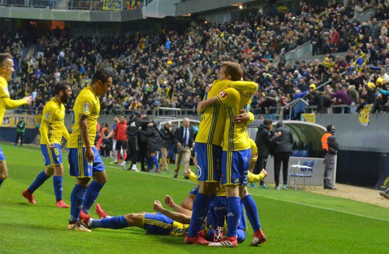 El Cádiz celebra su victoria ante el Oviedo