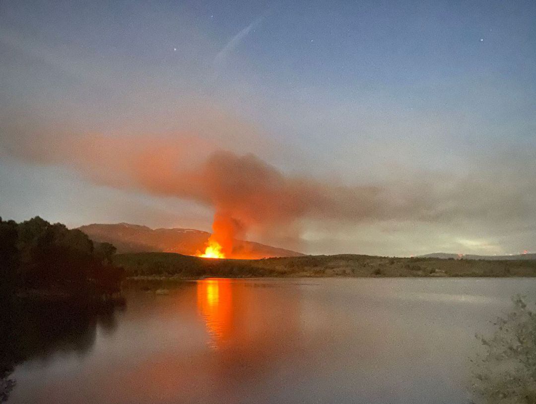 El incendio tiene lugar dentro del campo de tiro del Teleno 