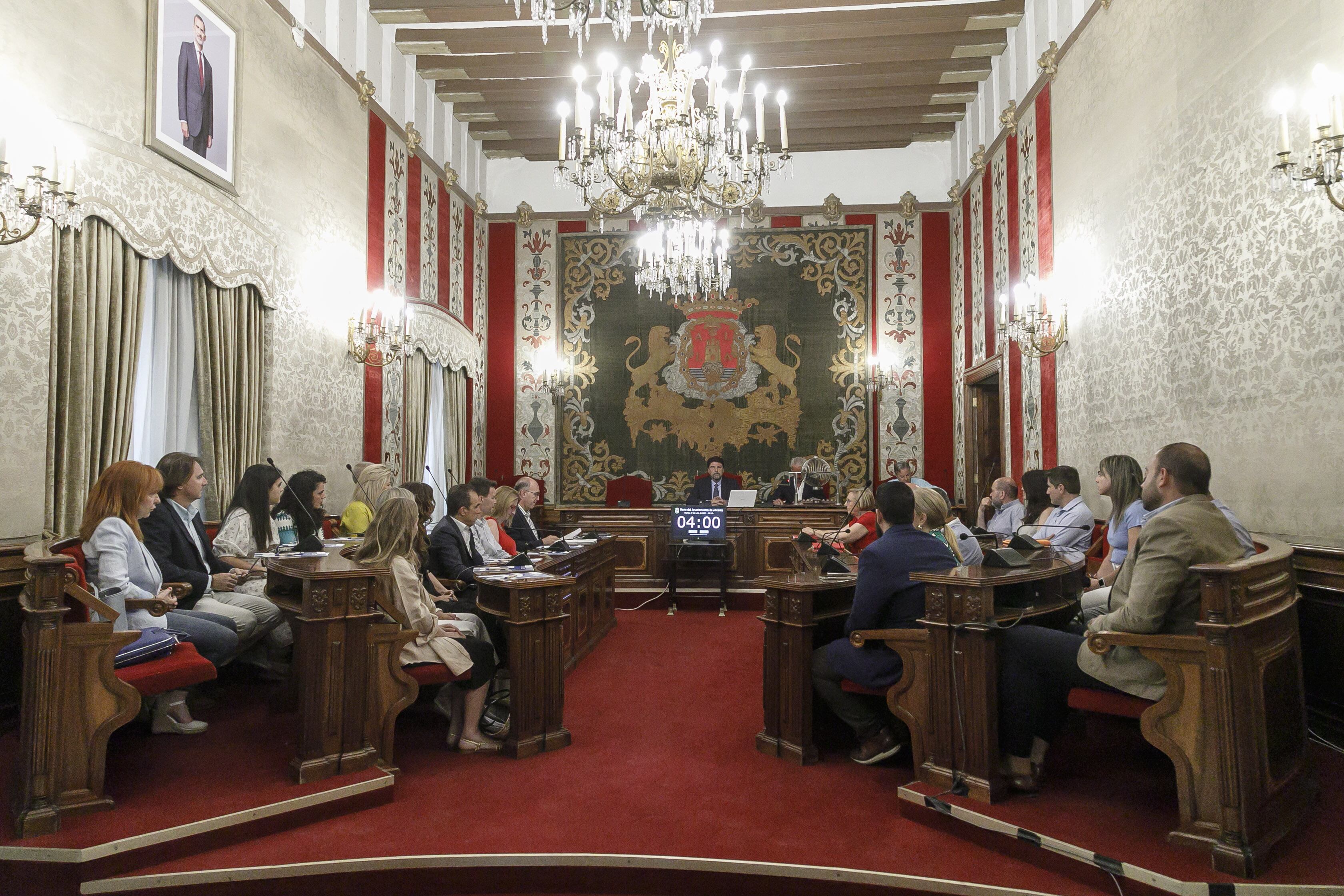 Pleno del Ayuntamiento de Alicante en el que se ha celebrado el sorteo de las mesas electorales para las Elecciones Generales de 2023