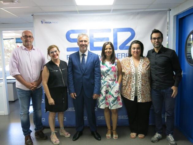 El nuevo presidente del Gobierno, Ángel Víctor Torres, en los estudios de Radio Club Tenerife - Cadena SER junto a Juan Carlos Castañeda, Puchi Méndez, Lourdes Santana, Ana Martínez y Miguel Ángel Rodríguez