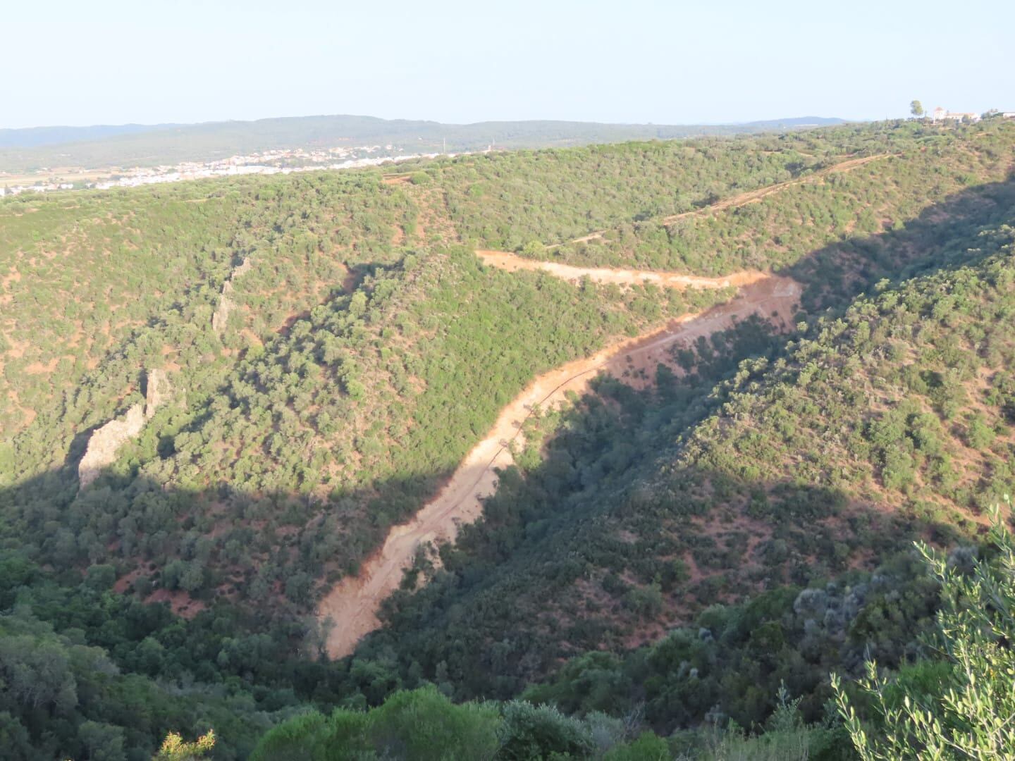 Pista forestal abierta en pleno parque natural de Hornachuelos, en la vertiente del río Guadalvacarejo. FOTO: Ecologistas en Acción.