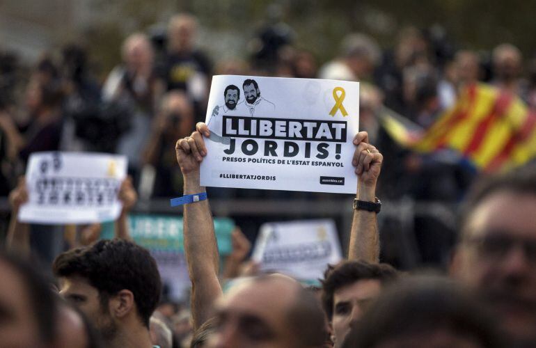 Un momento de la manifestación convocada por la Mesa por la Democracia para pedir la libertad de Jordi Sànchez y Jordi Cuixart