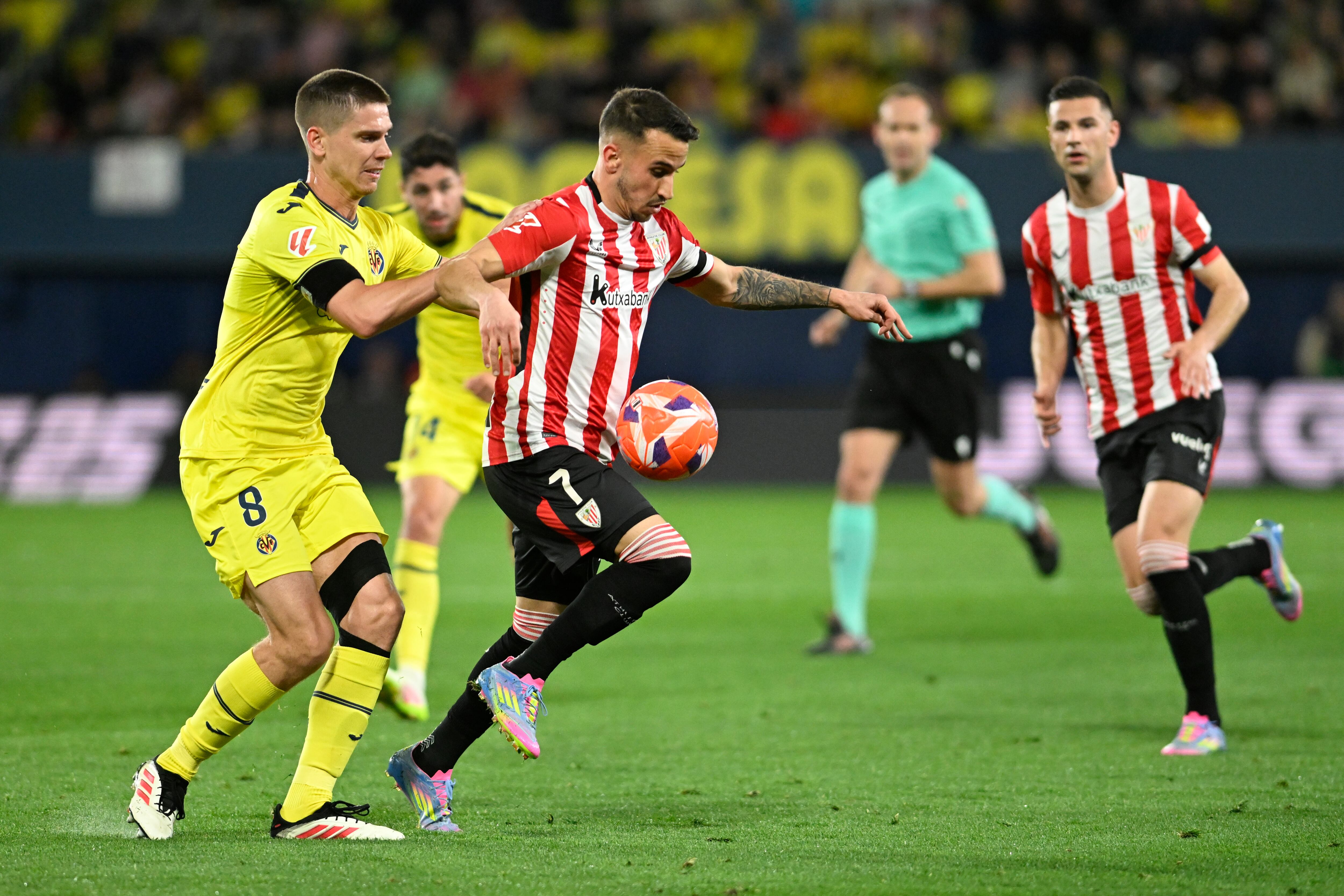 VILLARREAL (CASTELLÓN), 06/04/2025.- El delantero del Athletic Club, Álex Belenguer (d), intenta controlar el balón ante el defensa argentino del Villarreal, Juan Marcos Foyth, durante el encuentro correspondiente a la jornada 30 de Laliga EA Sports que disputan hoy domingo Villarreal y Athletic Club en el estadio de La Cerámica, en la localidad castellonense. EFE / Andreu Esteban.
