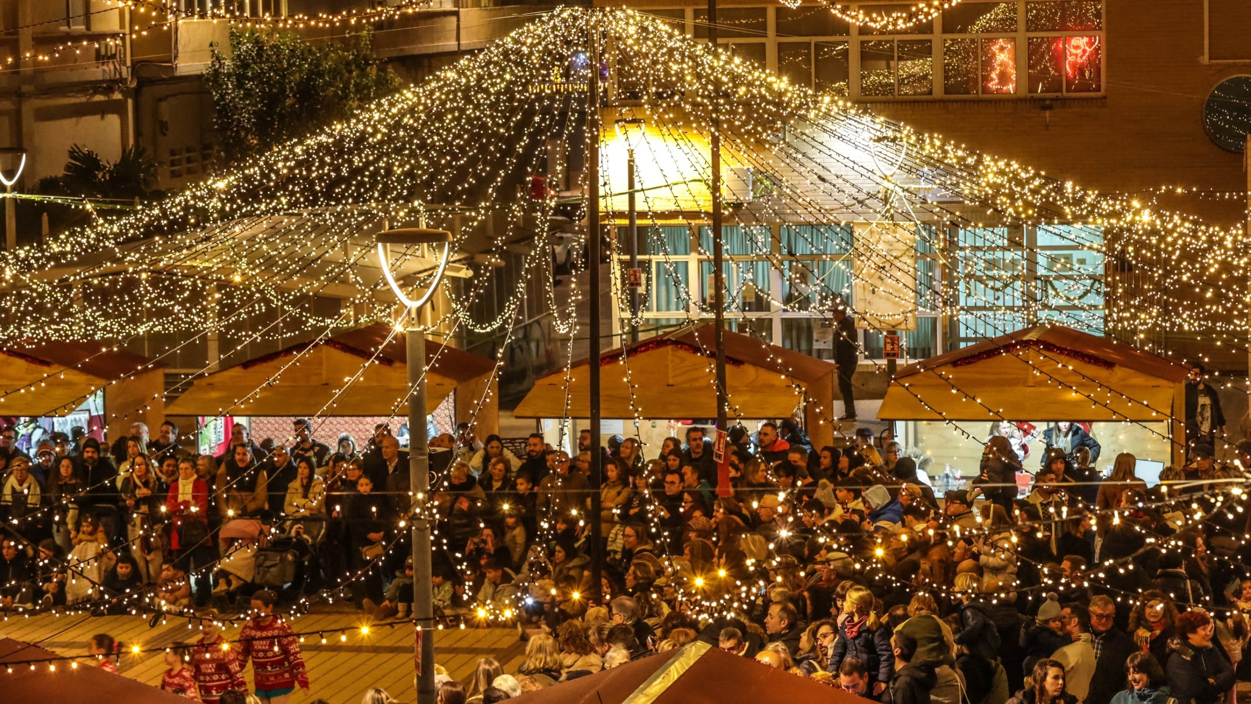 La plaza de la Hispanidad, abarrotada durante la inauguración del Mercado Navideño