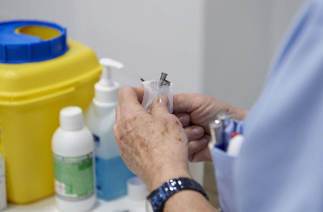 Archivo - Una sanitaria sostiene el material necesario para la aplicación de la segunda dosis de la vacuna de Pfizer-BioNTech contra la Covid-19 en el Hospital Universitario Marqués de Valdecilla.