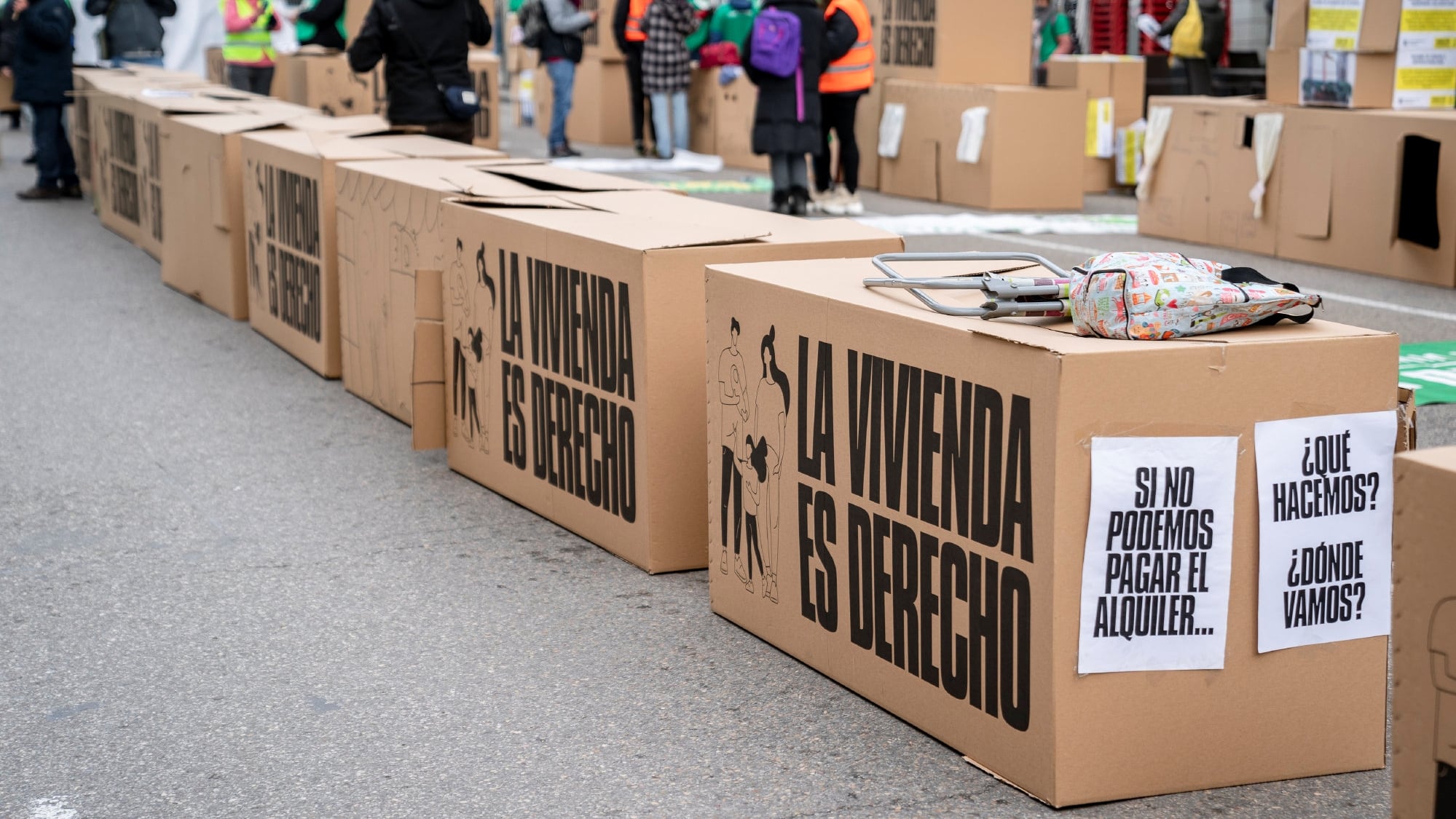 Varias cajas de cartón para reclamar que &#039;&#039;la vivienda es un derecho&#039; durante una performance, frente al Congreso de los Diputados en Madrid (España).