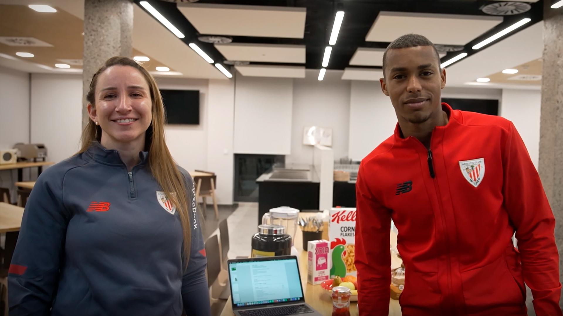 Catalina Carabias, dietista del Athletic Club en categorías inferiores, junto a Quicala.