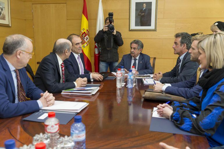 El presidente de Cantabria, Miguel Ángel Revilla, saluda a los participantes en la reunión de trabajo sobre el Llano de la Pasiega