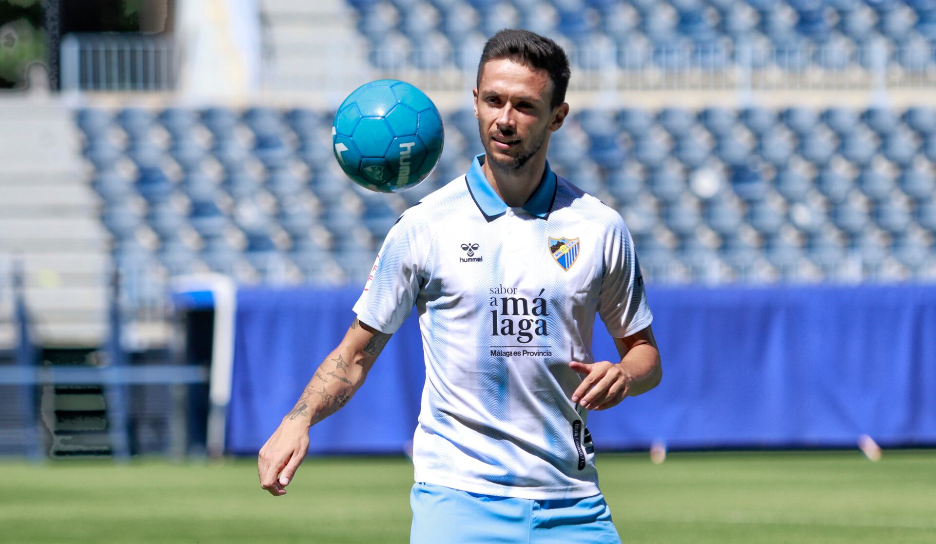 El defensa del Málaga Nelson Monte, con molestias en la rodilla derecha, no pudo participar en el entrenamiento completo