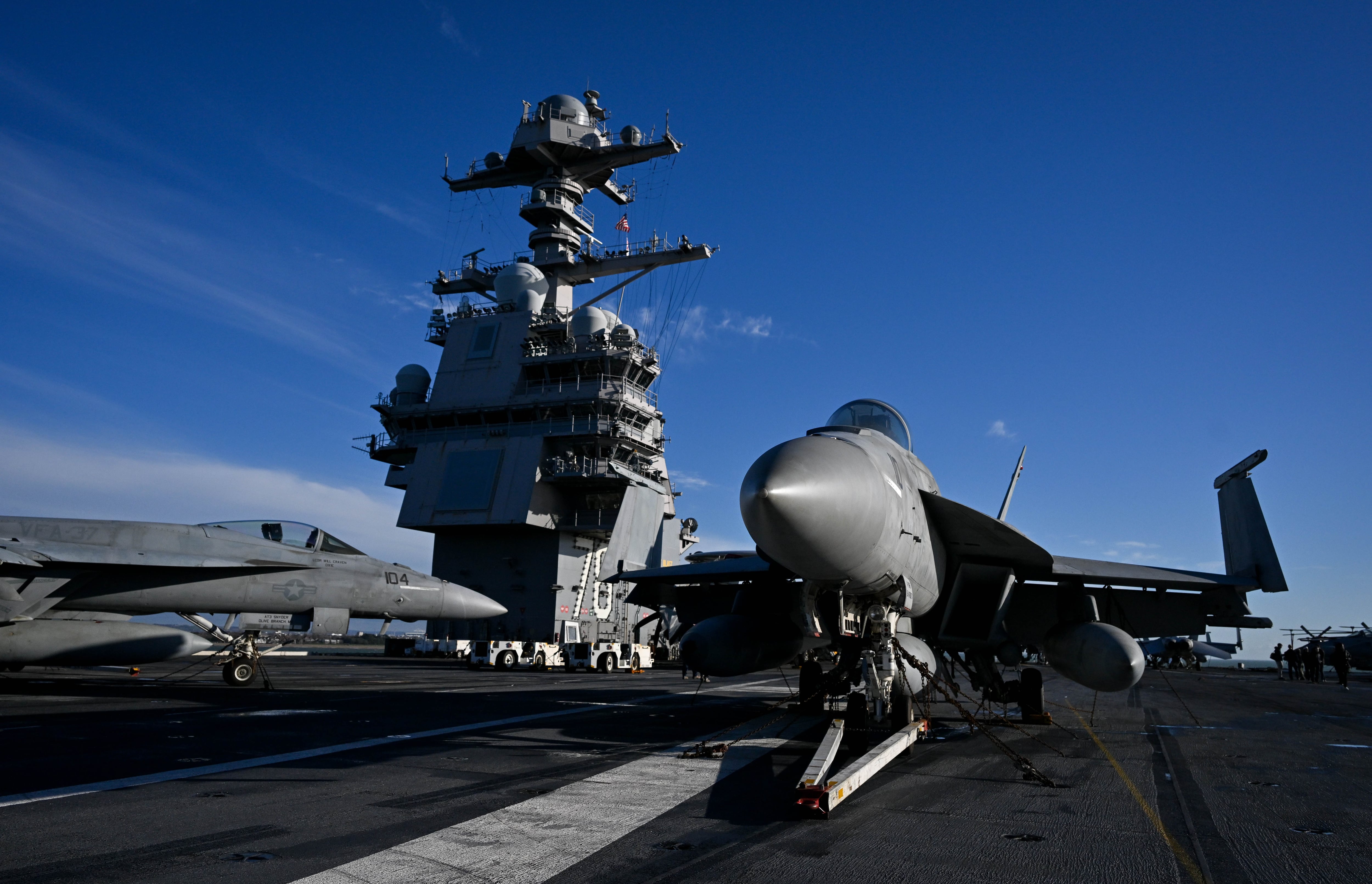 Un avión de combate a bordo del USS Gerald R. Ford