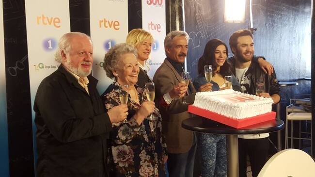 Juan Echanove (Miguel Alcántara), María Galiana (Herminia), Ana Duato (Mercedes), Imanol Arias (Antonio Alcántar), Irene Visedo (Inés) y Ricardo Gómez (Carlos), en una foto de familia