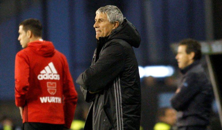 GRAF135. VIGO (PONTEVEDRA).- El entrenador del Real Betis, Quique Setién (c), durante el partido de Liga en Primera División ante el Celta disputado esta noche en el estadio de Balaídos, en Vigo. EFE Salvador Sas