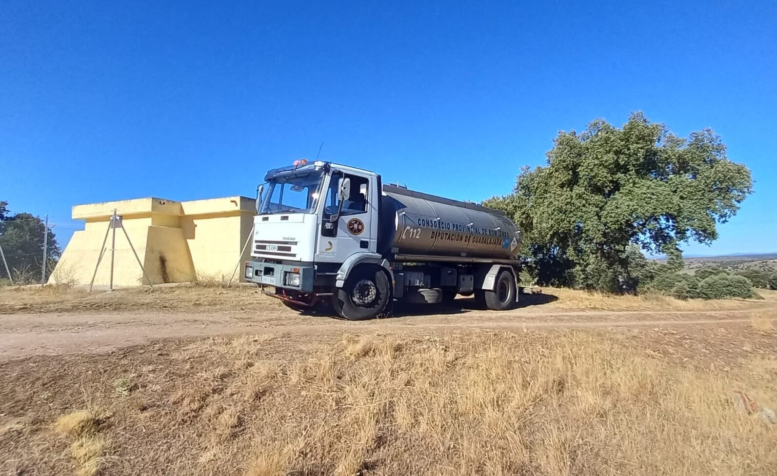 Camión cisterna de la Diputación junto a un depósito municipal