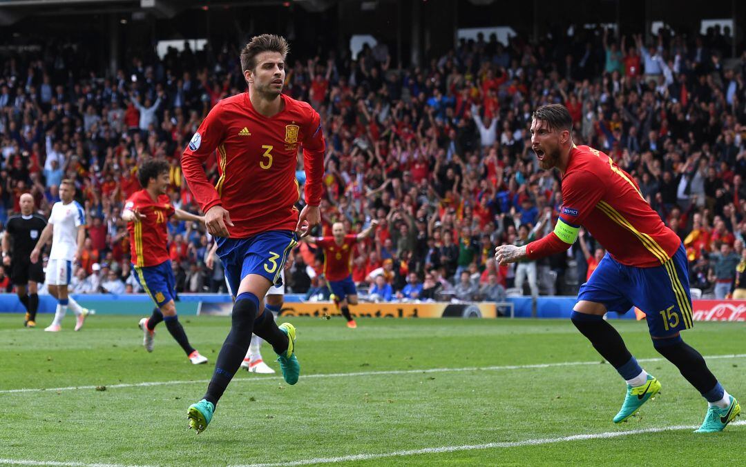 Piqué y Ramos, en la Eurocopa 2016.