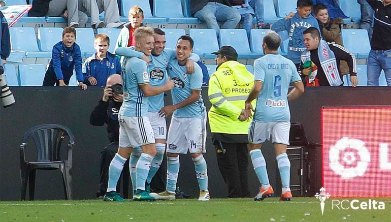 Aspas y Orellena celebran un gol en Balaídos