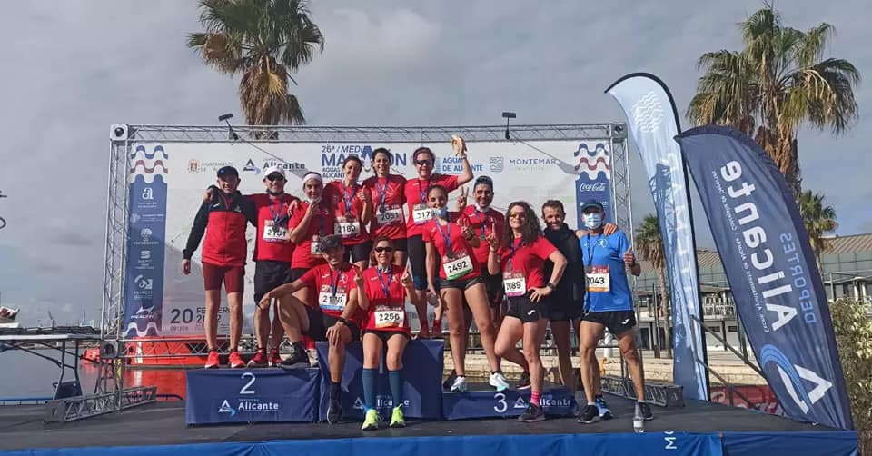 Otro grupo de corredores del equipo en el pódium de la Media Maratón de Alicante