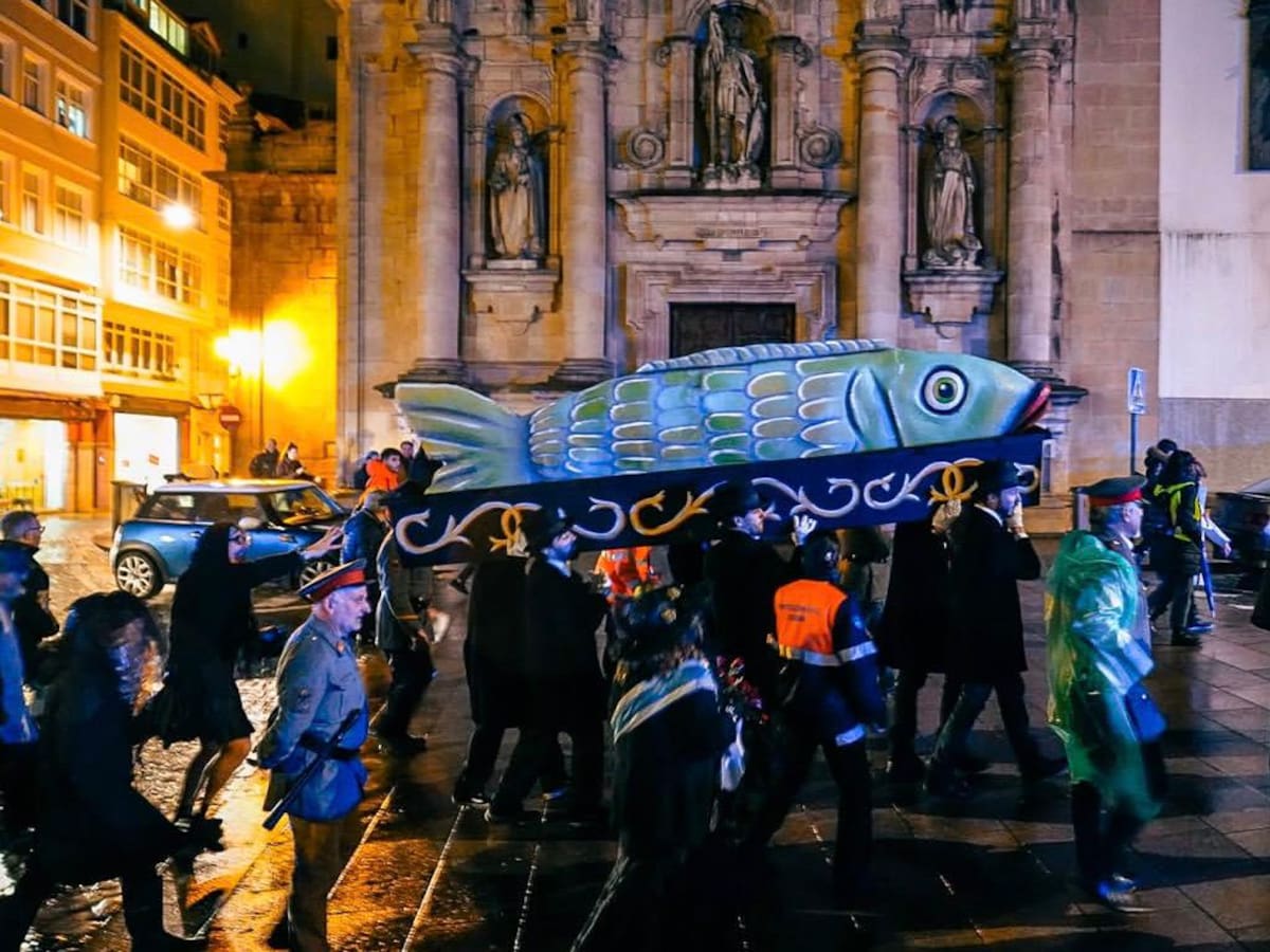 A Coruña dice adiós al Antroido con la quema del Dios Momo y el entierro de la Sardina en San Amaro