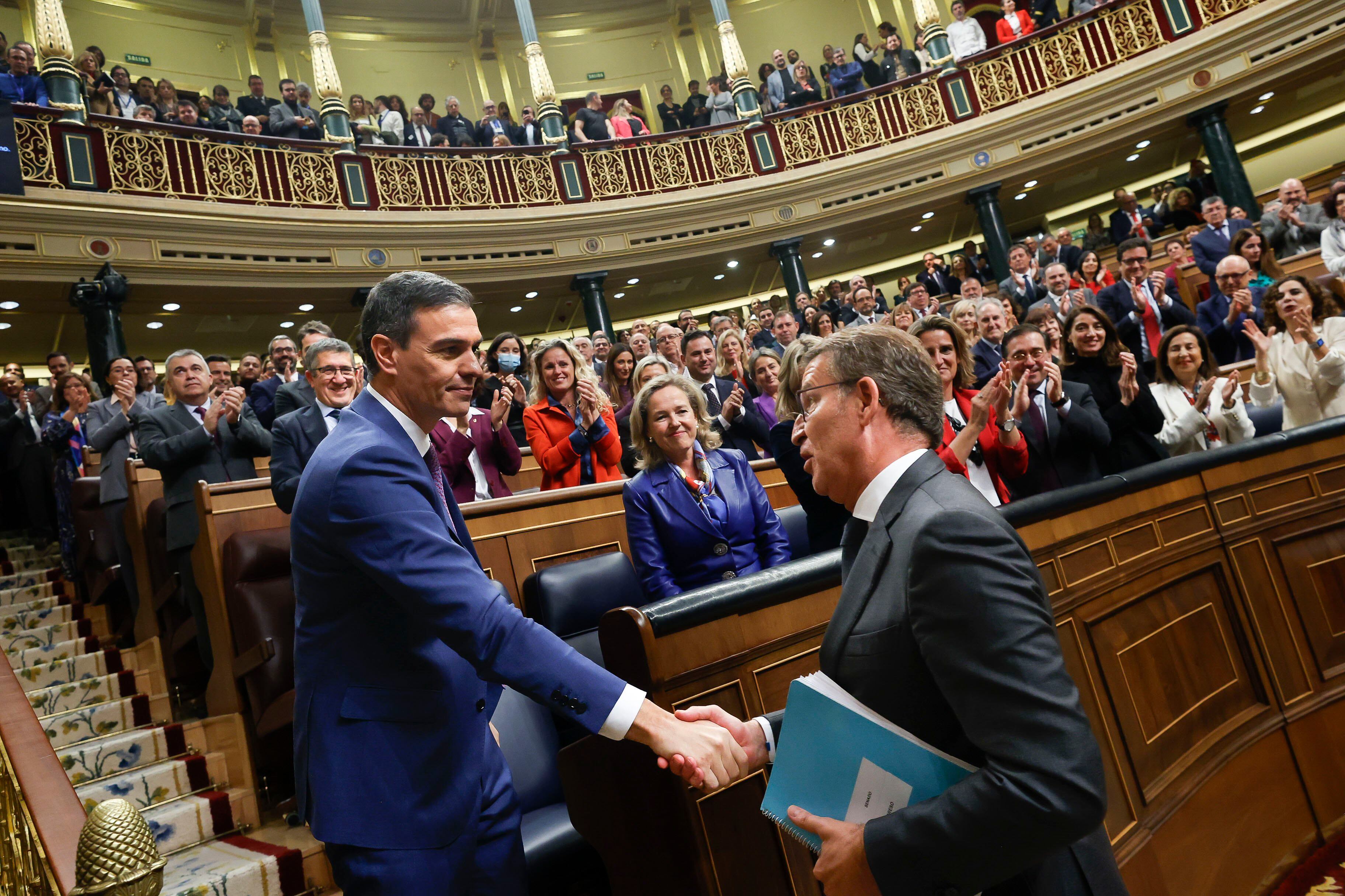 EVE5498. MADRID, 20/12/2023.- El líder del PP, Alberto Núñez Feijóo, felicita a Pedro Sánchez después de que lograse sacar adelante su investidura en primera votación con mayoría absoluta tras conceder una amnistía al &#039;procés&#039;, el 16 de noviembre de 2023. EFE/ Javier Lizón
