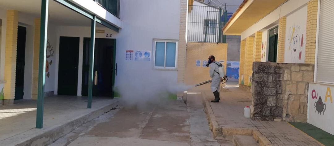 Desinfección en un colegio de Huesa.