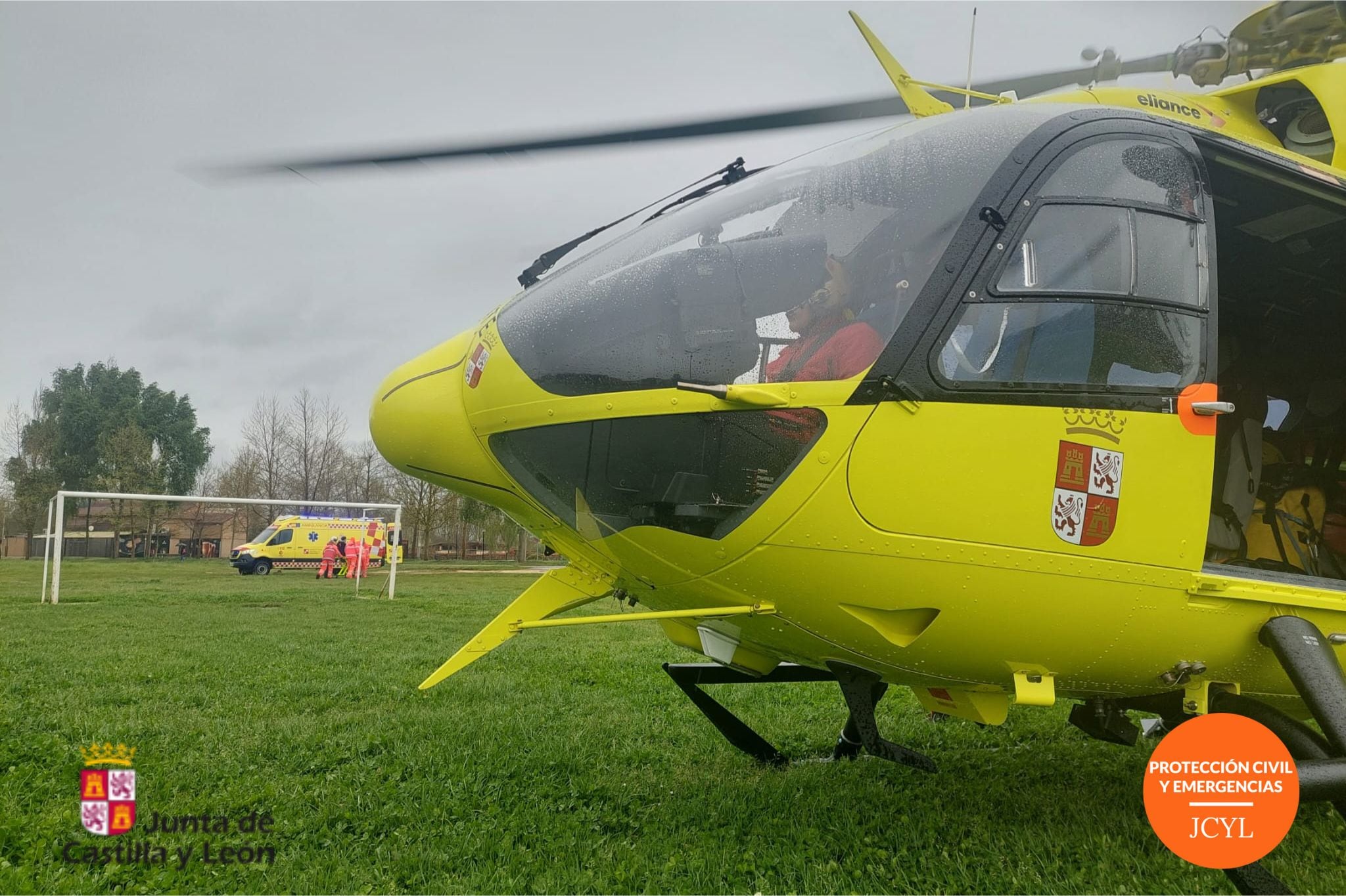 El helicóptero del 112 con dos rescatadores tuvo que emplearse a fondo para rescatar al herido