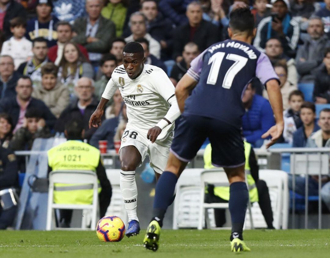 Vinicius encara a Javi Moyano