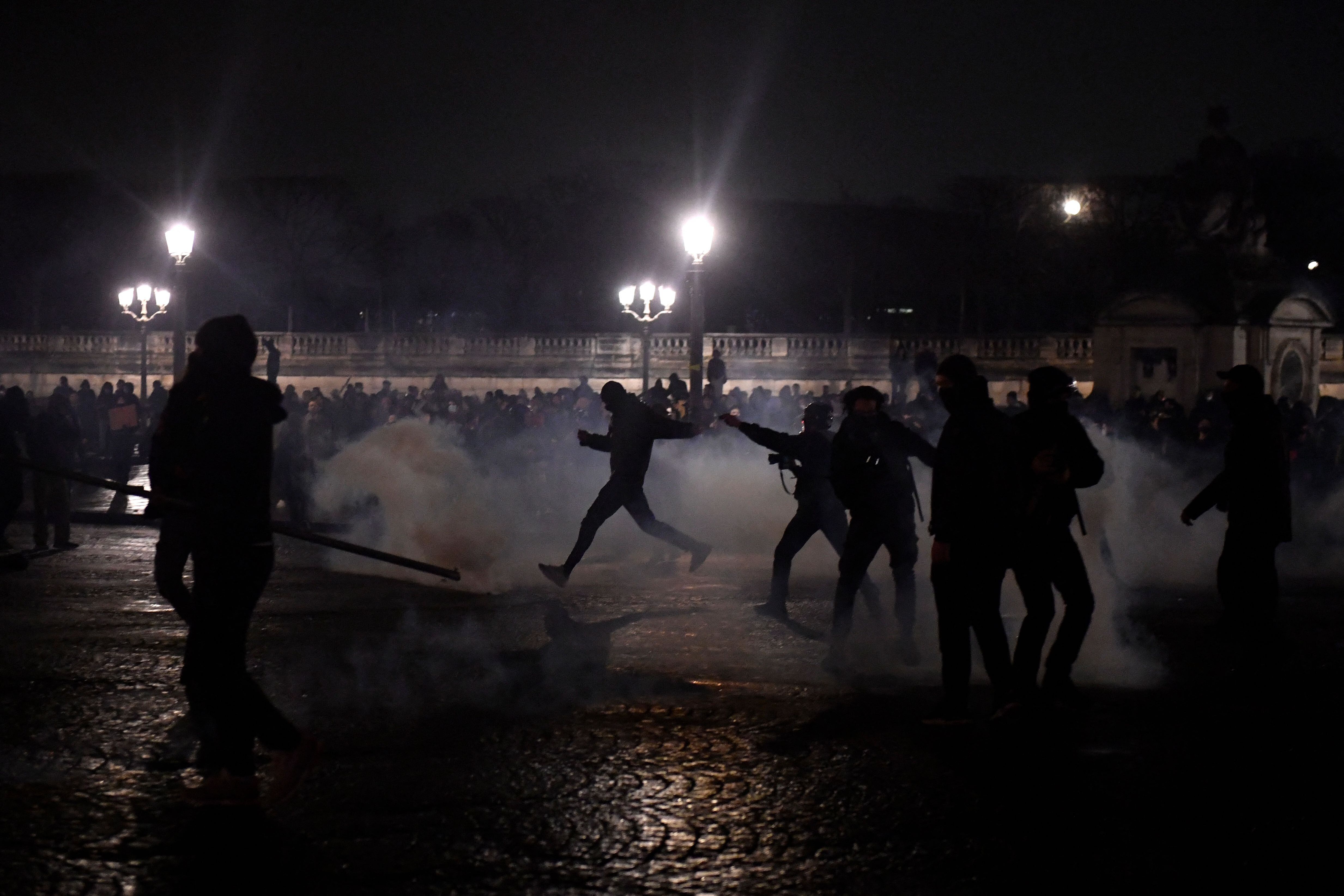 Un grupo de manifestantes, enfrentándose con la Policía en Place de la Concorde de París (JULIEN DE ROSA/AFP via Getty Images).