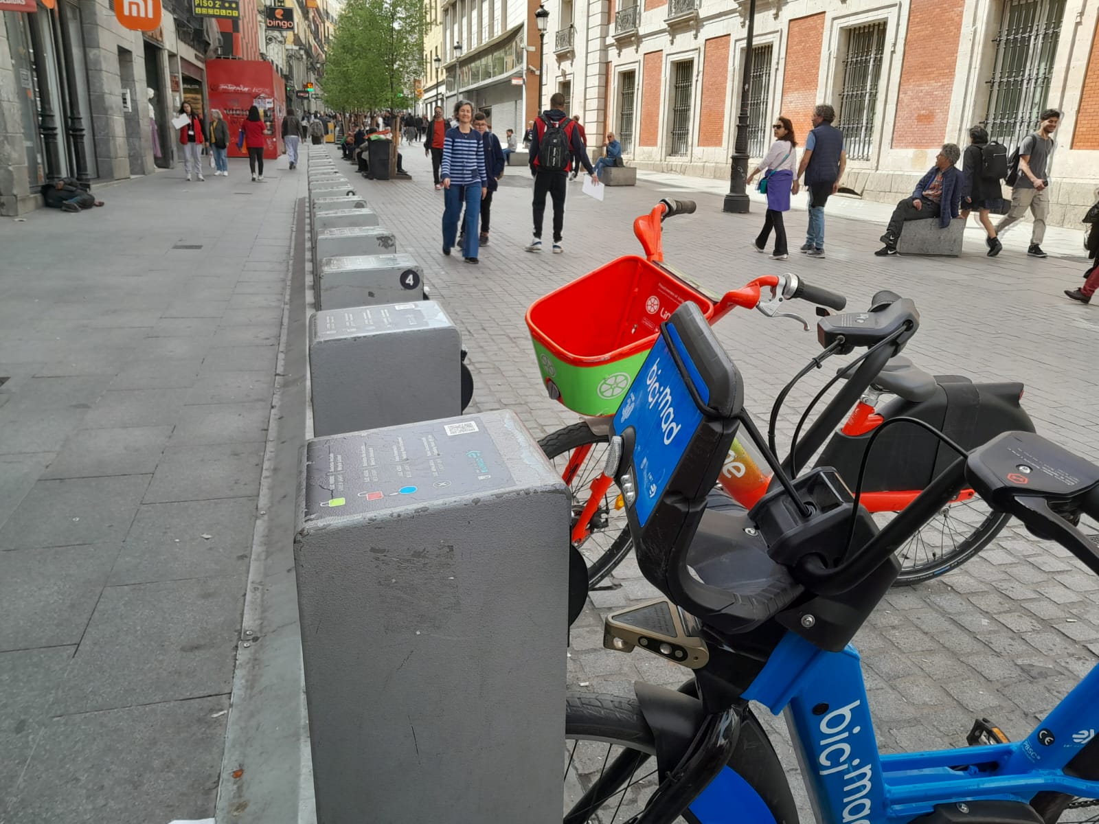 Estación de Bicimad el día del refuerzo de 500 bicicletas