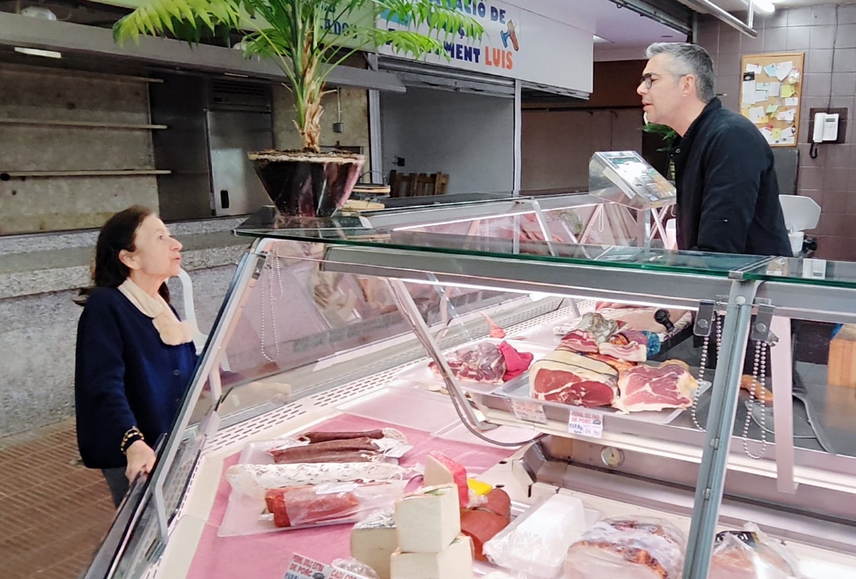 En primer terme, una de les poques parades del Mercat de Fleming. Al fons, parades buides.