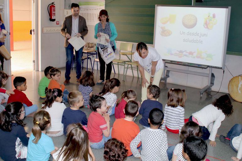 Alumnos de un colegio de Onda durante una charla sobre los desayunos saludables.