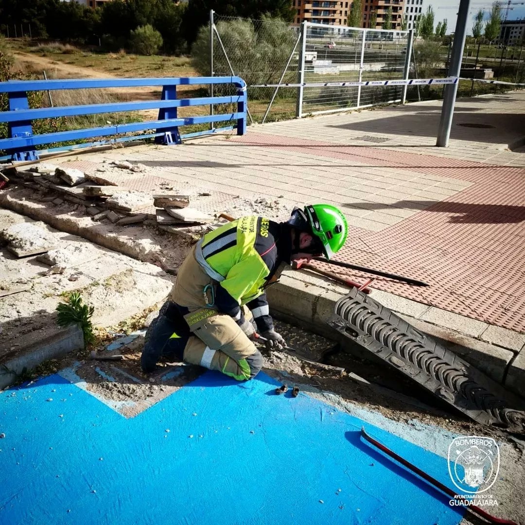 Los bomberos comprueban la junta de dilatación del puente